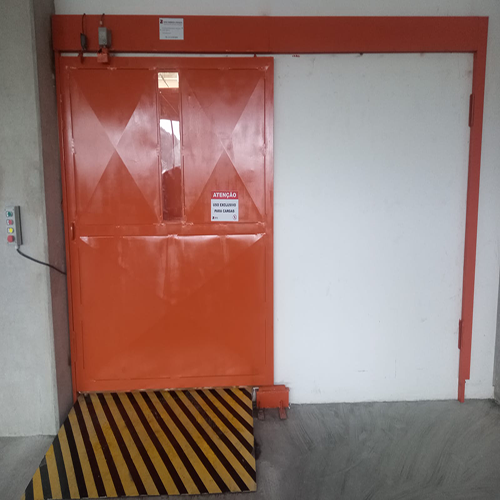 Elevador de Carga Industrial com rampa de acesso - Zetec